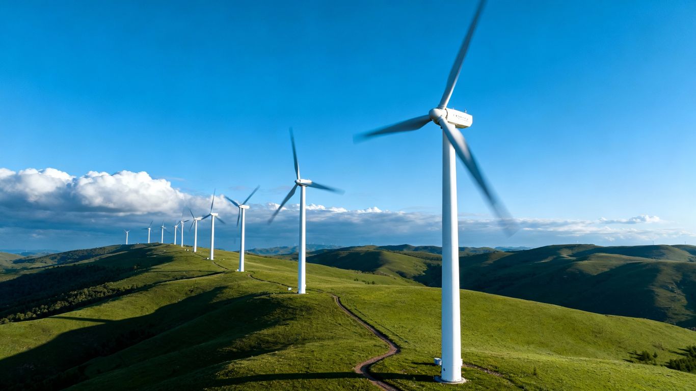 Éoliennes dans un champ sous un ciel bleu