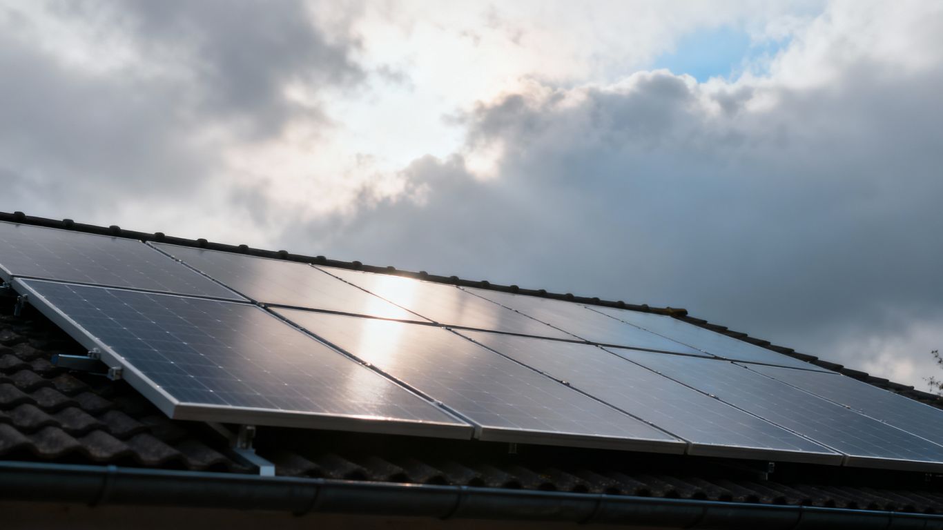 Panneaux solaires sous un ciel couvert, lumière diffuse.
